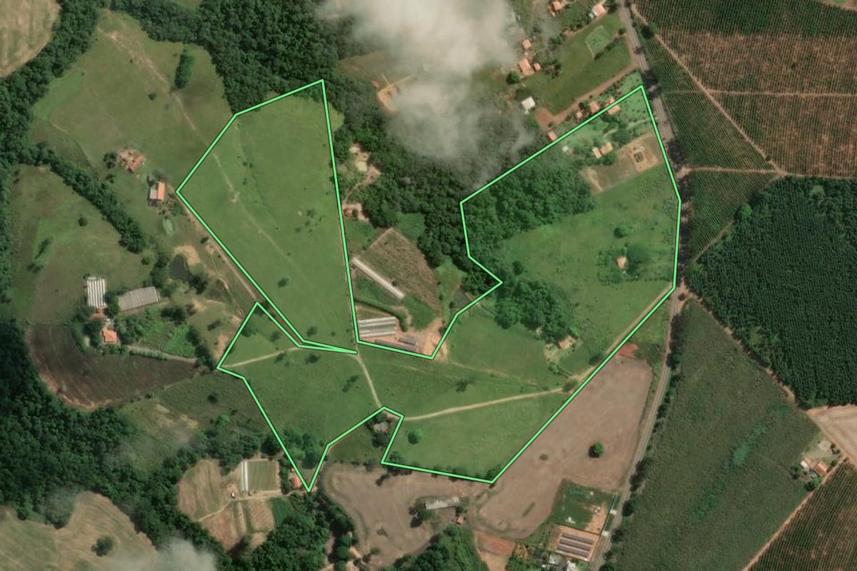Imagem de satélite do imóvel rural em Jaboti (PR), com o contorno declarado no CAR desenhado por cima.