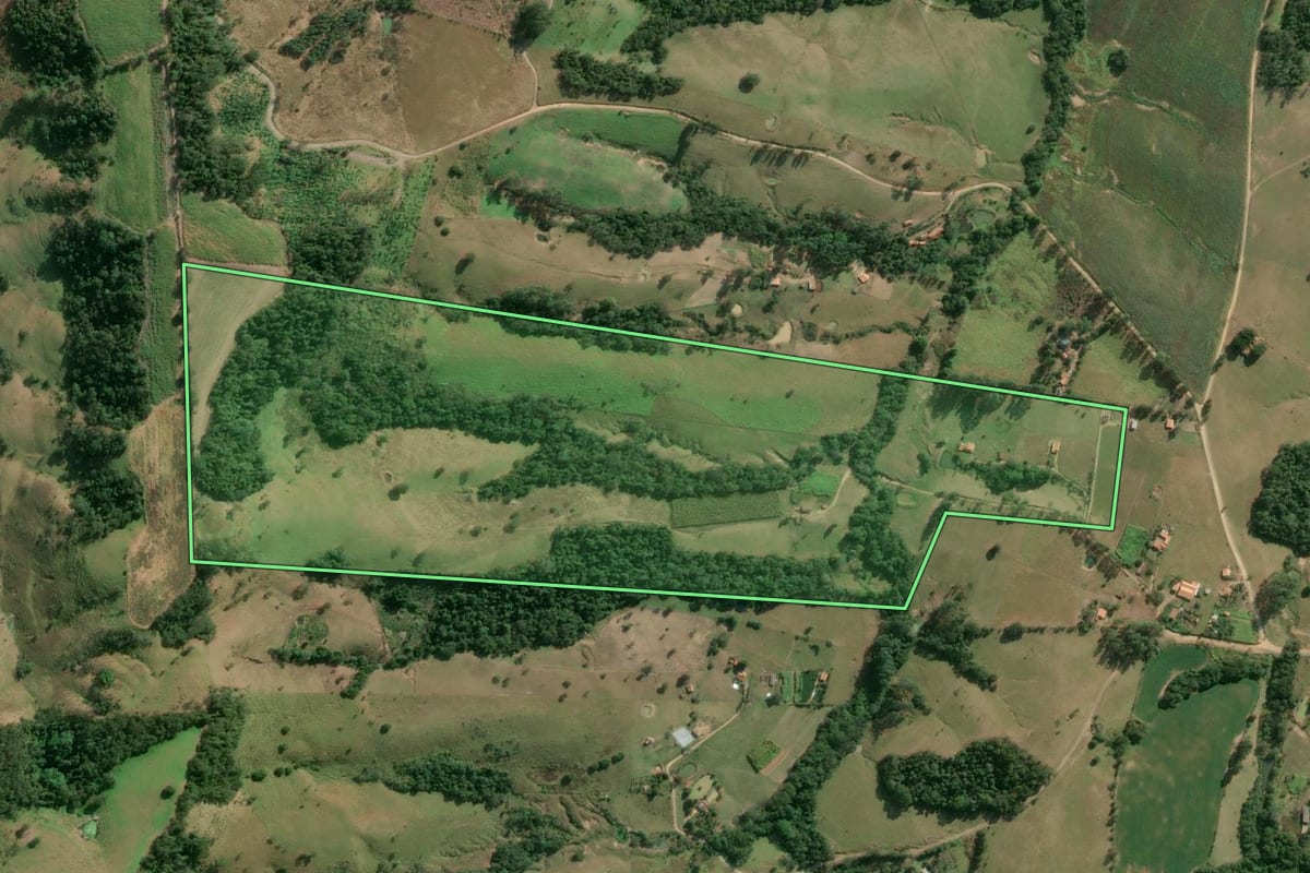 Imagem de satélite do imóvel rural em Jaboti (PR), com o contorno declarado no CAR desenhado por cima.