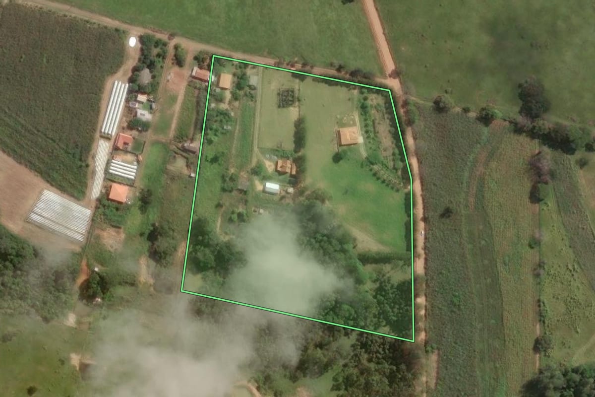 Imagem de satélite do imóvel rural em Jaboti (PR), com o contorno declarado no CAR desenhado por cima.