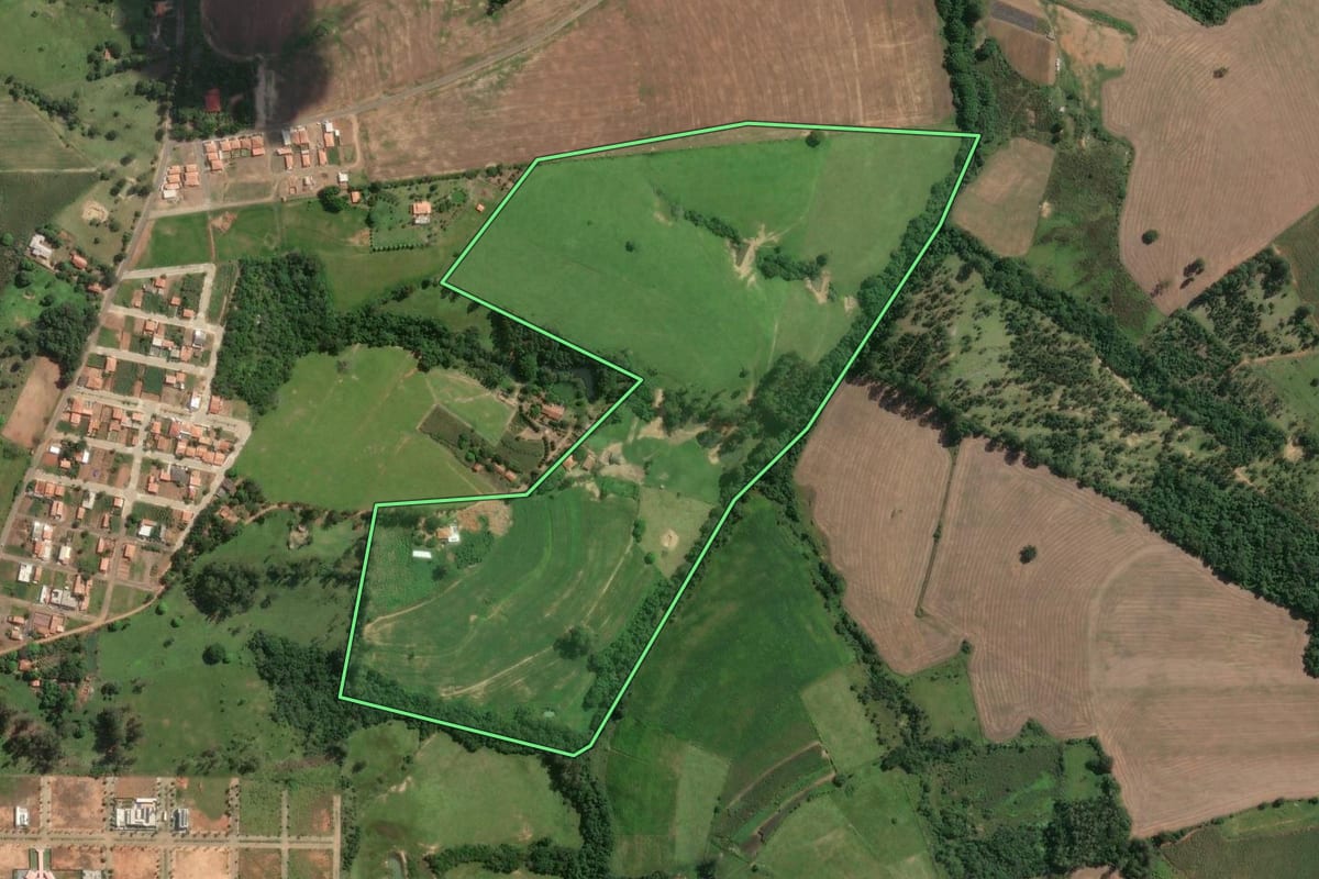 Imagem de satélite do imóvel rural em Jaboti (PR), com o contorno declarado no CAR desenhado por cima.