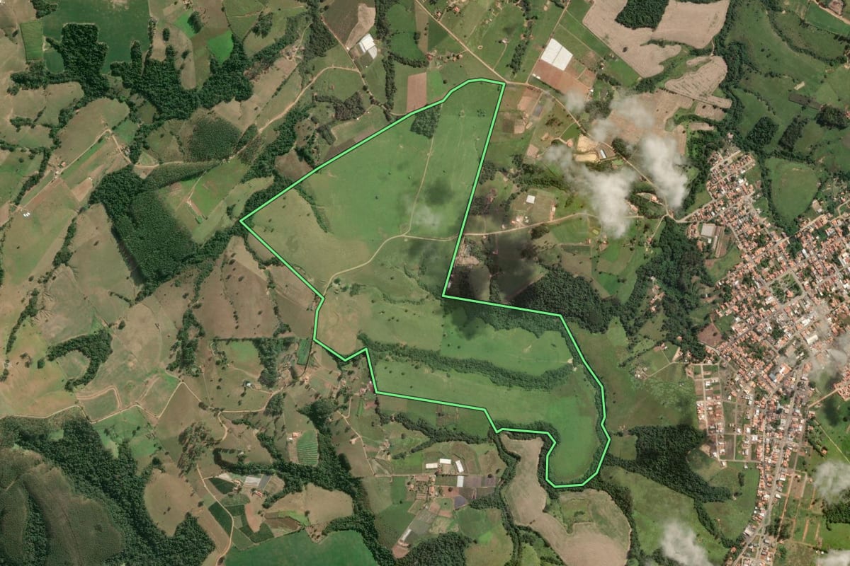 Imagem de satélite do imóvel rural em Jaboti (PR), com o contorno declarado no CAR desenhado por cima.
