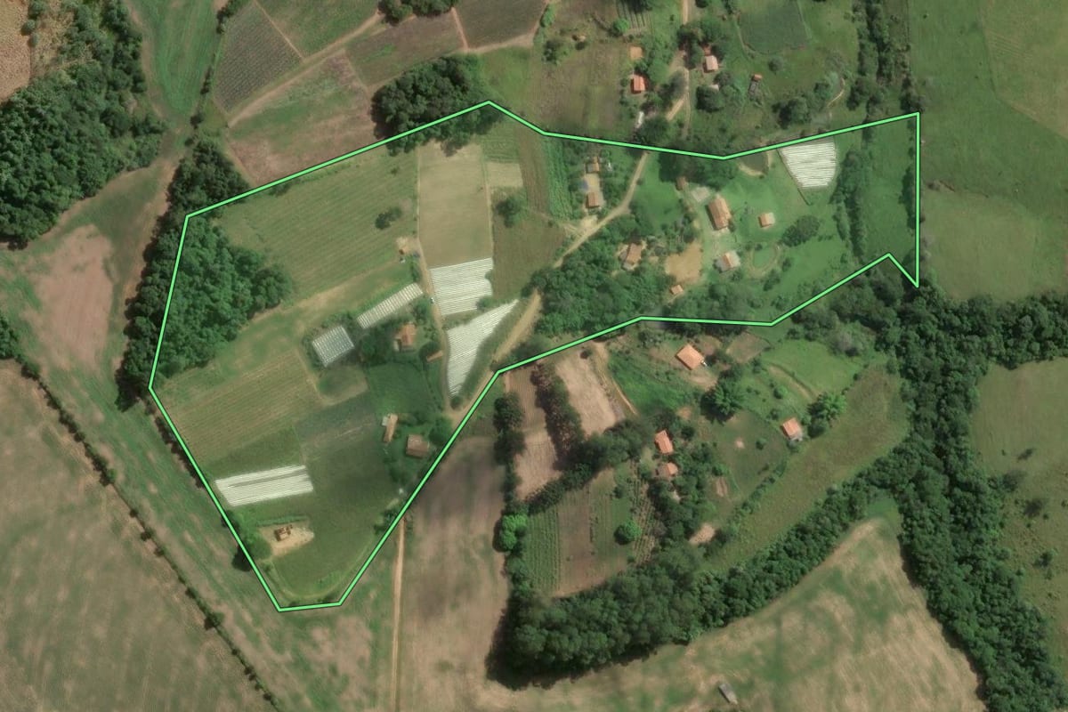 Imagem de satélite do imóvel rural em Jaboti (PR), com o contorno declarado no CAR desenhado por cima.