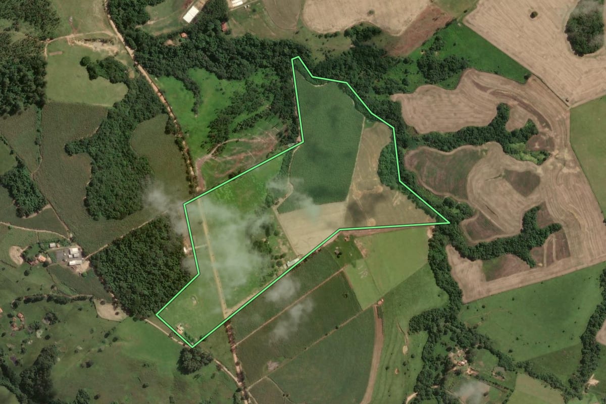 Imagem de satélite do imóvel rural em Jaboti (PR), com o contorno declarado no CAR desenhado por cima.