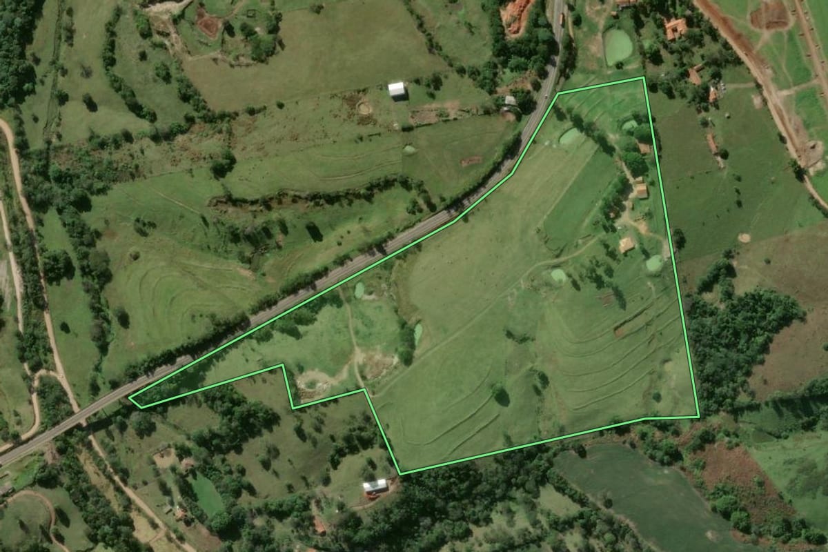 Imagem de satélite do imóvel rural em Jacarezinho (PR), com o contorno declarado no CAR desenhado por cima.