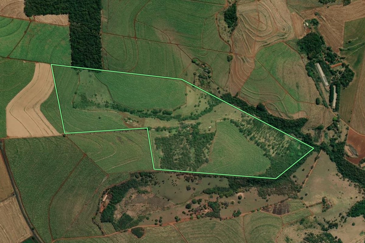 Imagem de satélite do imóvel rural em Jacarezinho (PR), com o contorno declarado no CAR desenhado por cima.