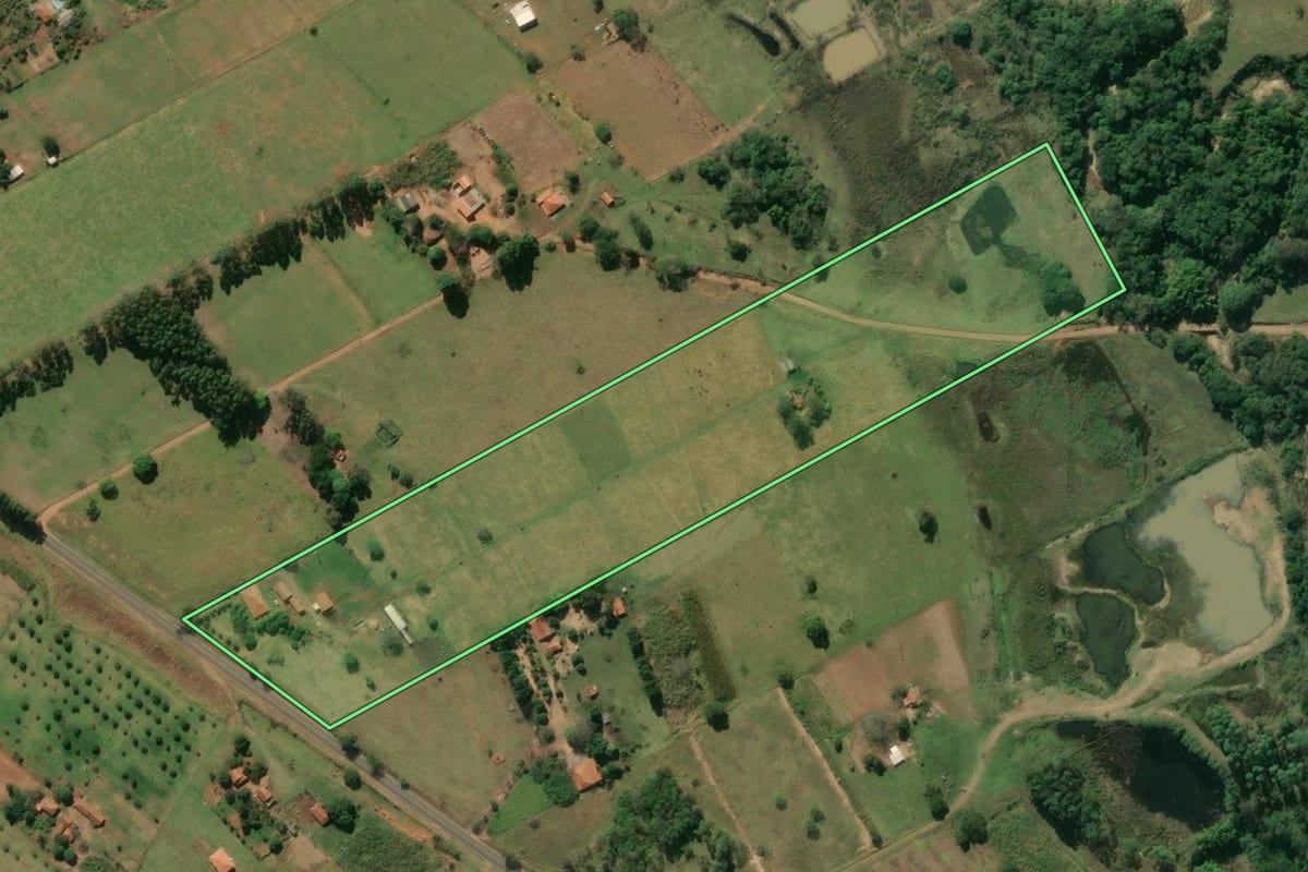 Imagem de satélite do imóvel rural em Jacarezinho (PR), com o contorno declarado no CAR desenhado por cima.