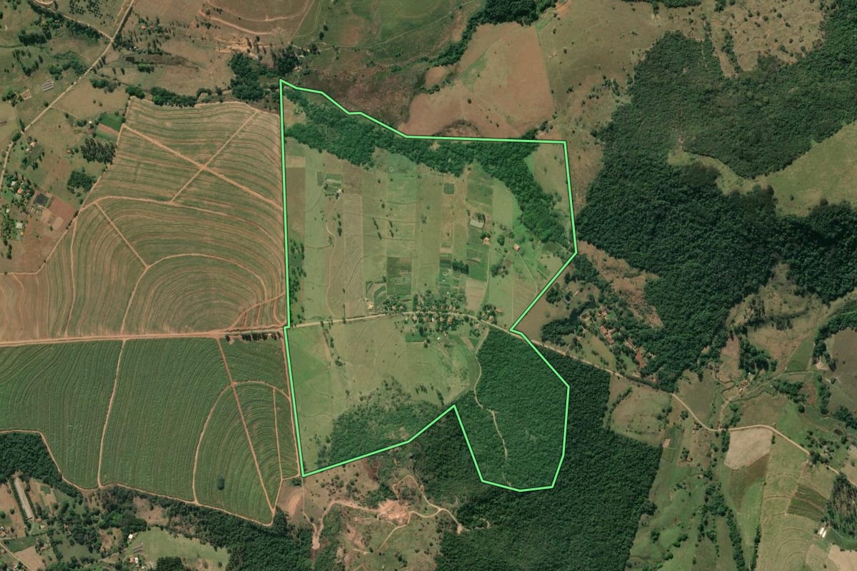 Imagem de satélite do imóvel rural em Jacarezinho (PR), com o contorno declarado no CAR desenhado por cima.