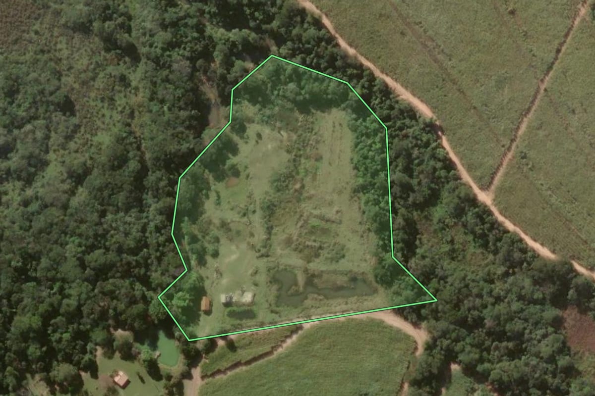 Imagem de satélite do imóvel rural em Jacarezinho (PR), com o contorno declarado no CAR desenhado por cima.