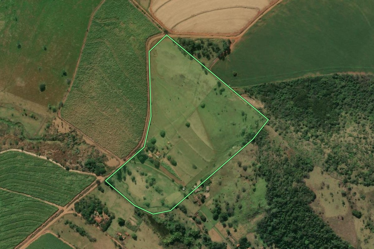 Imagem de satélite do imóvel rural em Jacarezinho (PR), com o contorno declarado no CAR desenhado por cima.