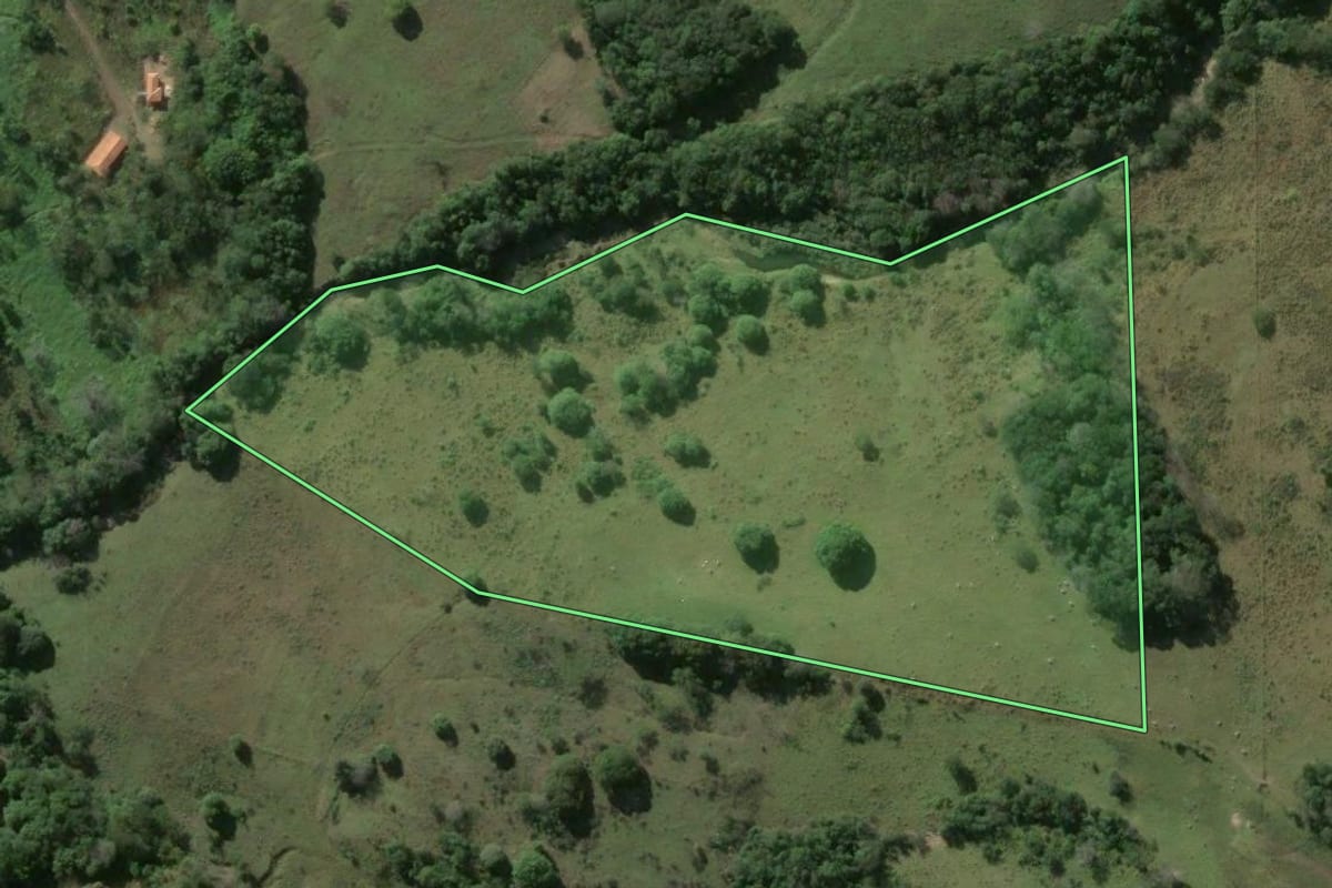 Imagem de satélite do imóvel rural em Jacarezinho (PR), com o contorno declarado no CAR desenhado por cima.
