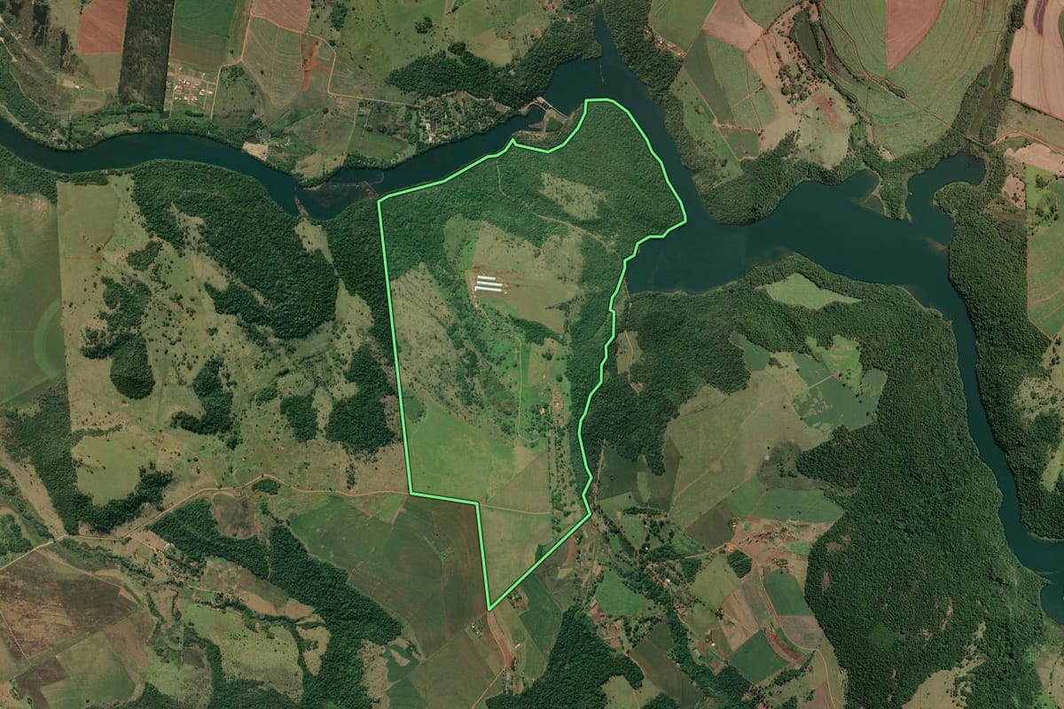 Imagem de satélite do imóvel rural em Jacarezinho (PR), com o contorno declarado no CAR desenhado por cima.