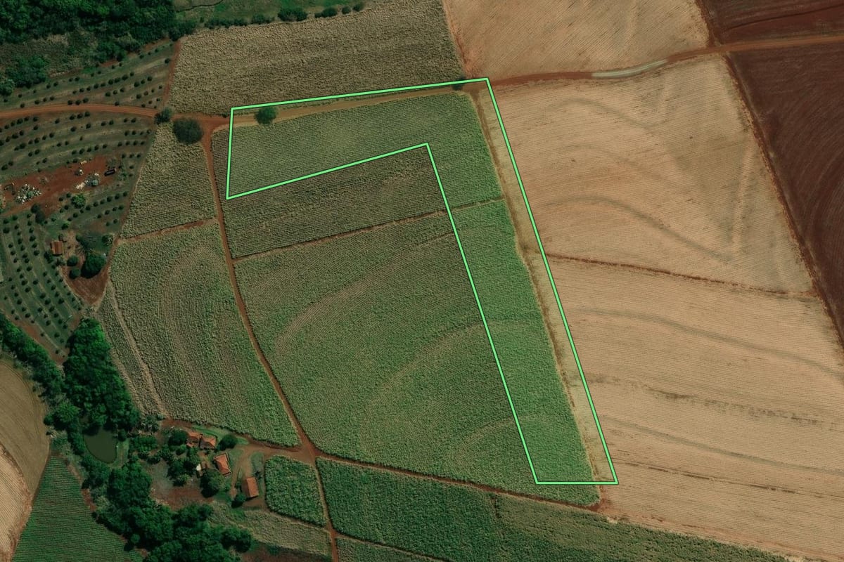 Imagem de satélite do imóvel rural em Jacarezinho (PR), com o contorno declarado no CAR desenhado por cima.
