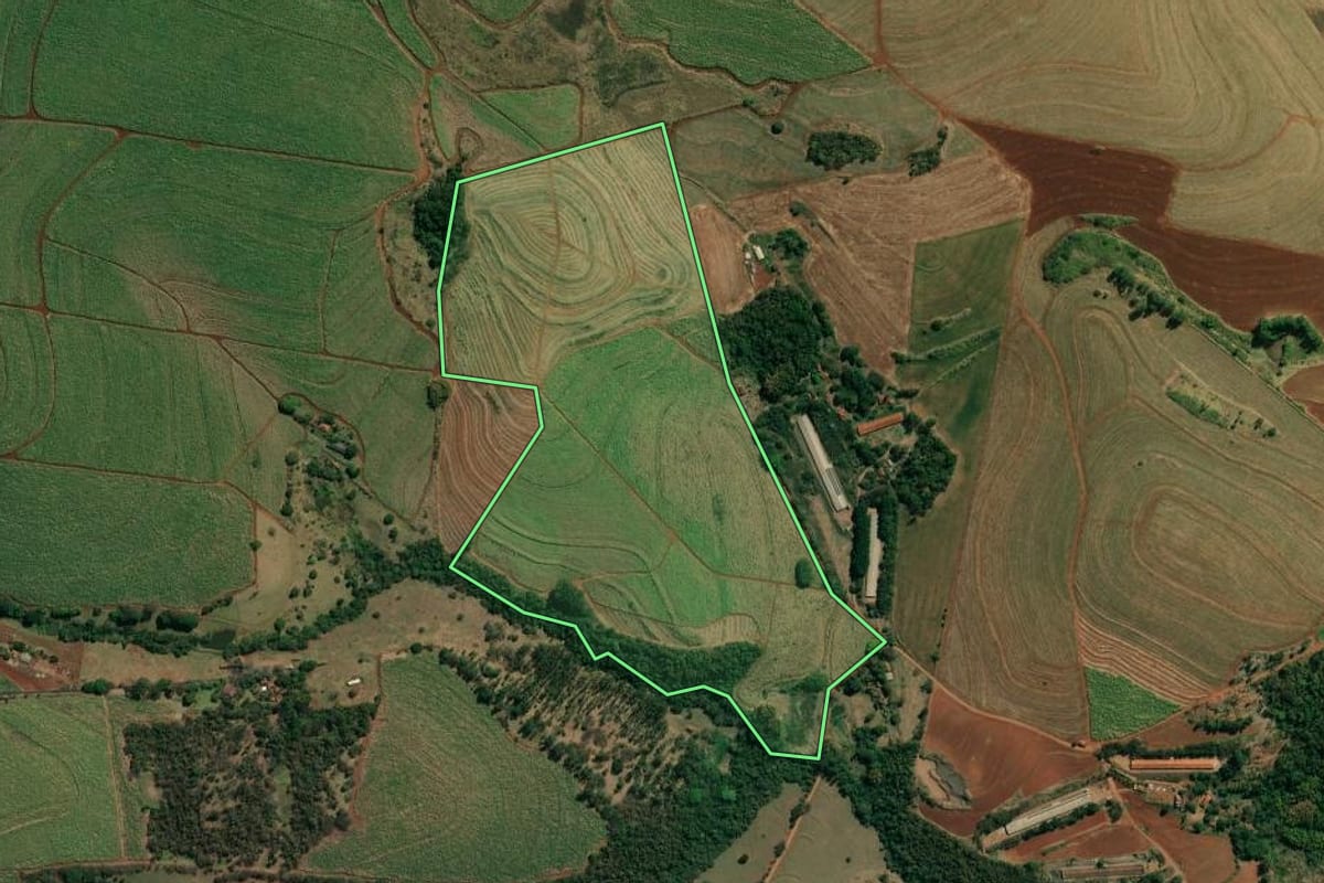 Imagem de satélite do imóvel rural em Jacarezinho (PR), com o contorno declarado no CAR desenhado por cima.