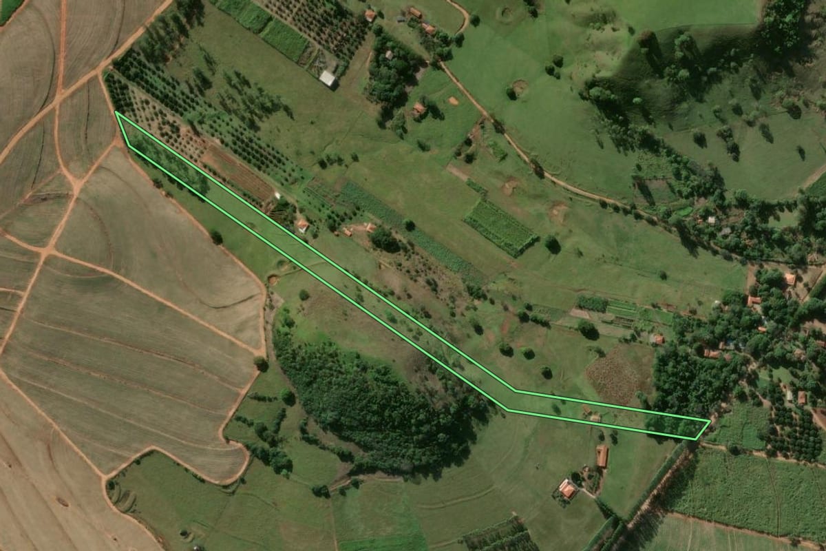 Imagem de satélite do imóvel rural em Jacarezinho (PR), com o contorno declarado no CAR desenhado por cima.