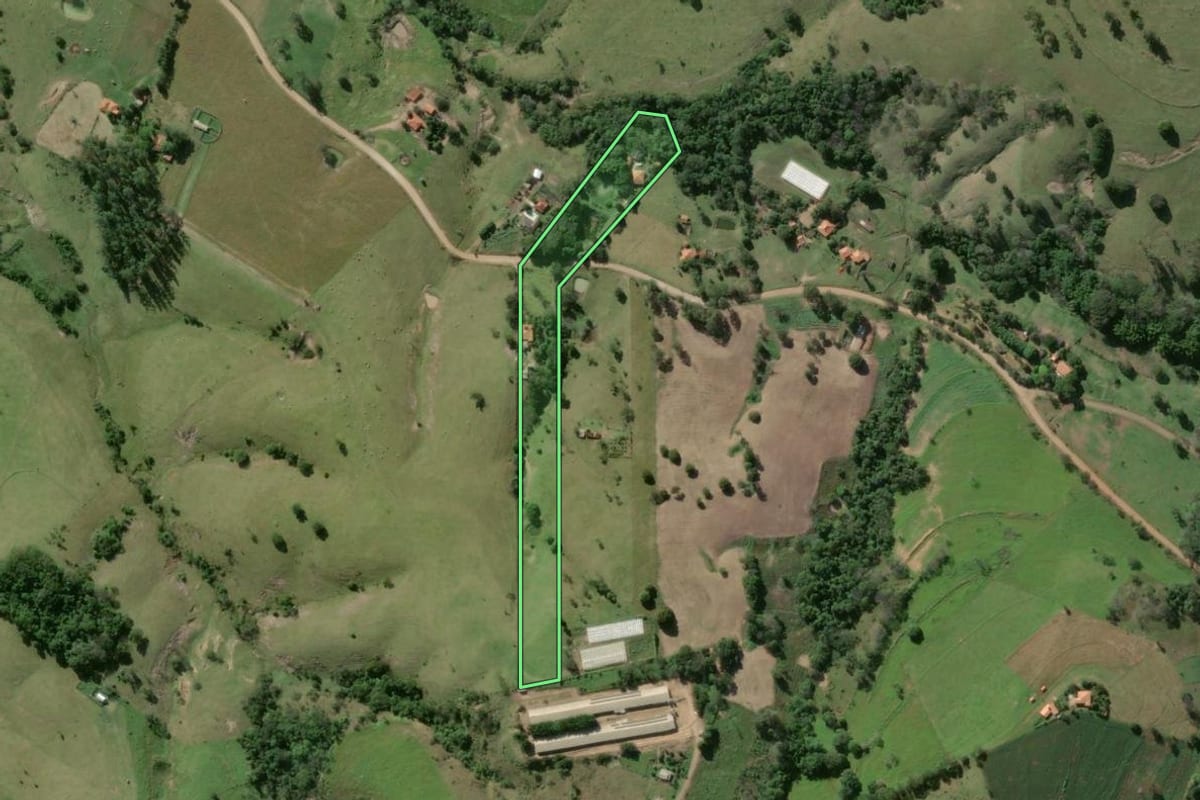 Imagem de satélite do imóvel rural em Jacarezinho (PR), com o contorno declarado no CAR desenhado por cima.
