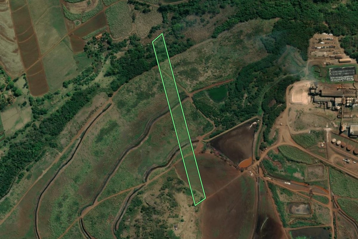 Imagem de satélite do imóvel rural em Jacarezinho (PR), com o contorno declarado no CAR desenhado por cima.