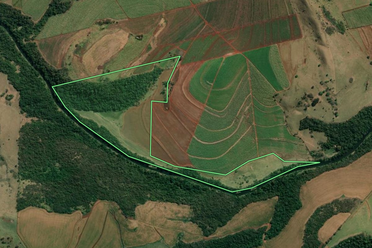 Imagem de satélite do imóvel rural em Jacarezinho (PR), com o contorno declarado no CAR desenhado por cima.