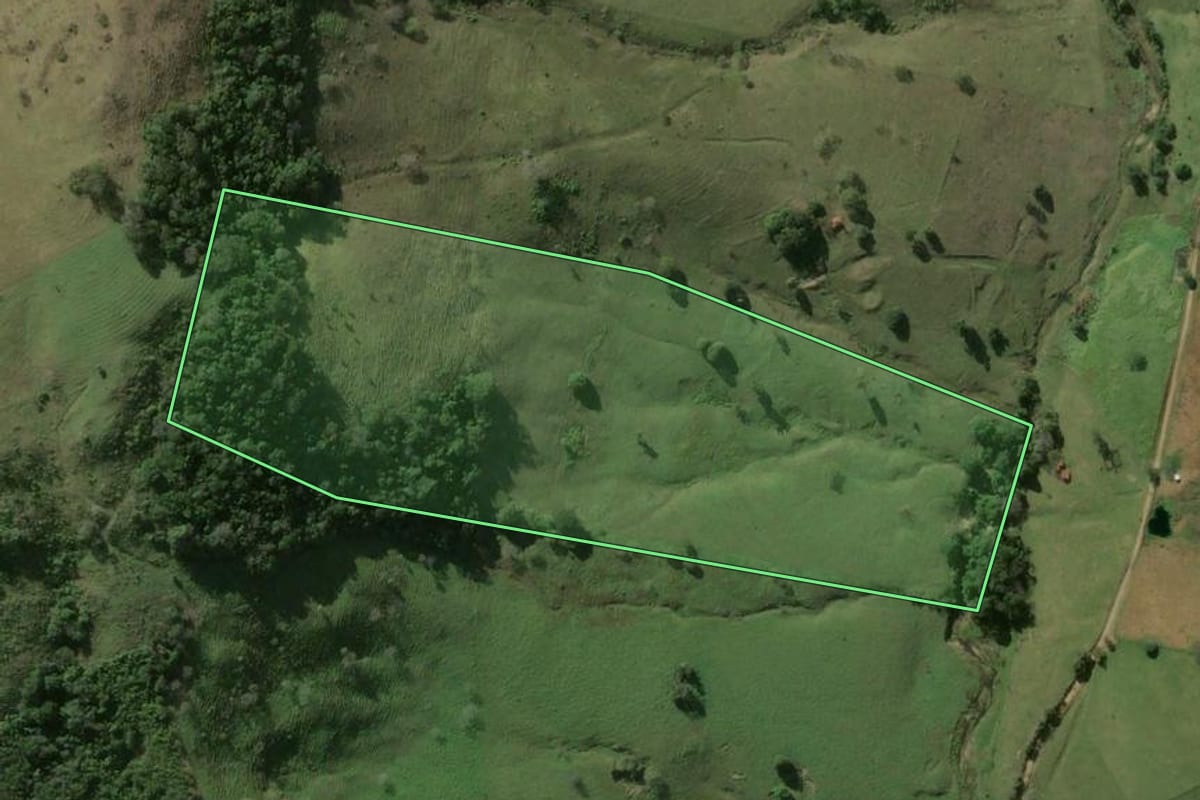 Imagem de satélite do imóvel rural em Jacarezinho (PR), com o contorno declarado no CAR desenhado por cima.