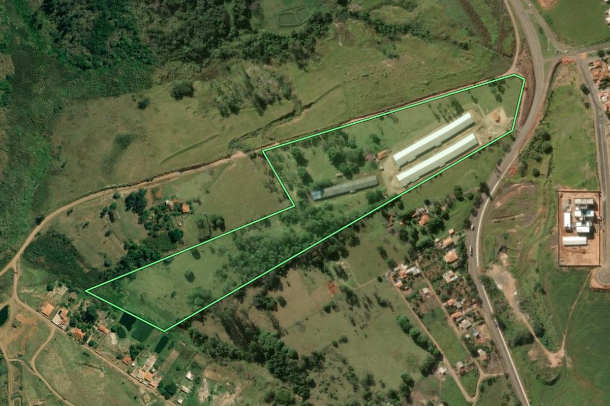 Imagem de satélite do imóvel rural em Jacarezinho (PR), com o contorno declarado no CAR desenhado por cima.