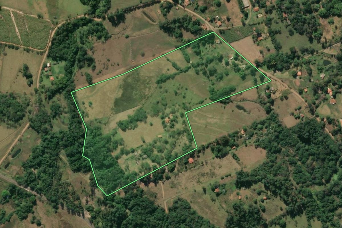 Imagem de satélite do imóvel rural em Jacarezinho (PR), com o contorno declarado no CAR desenhado por cima.