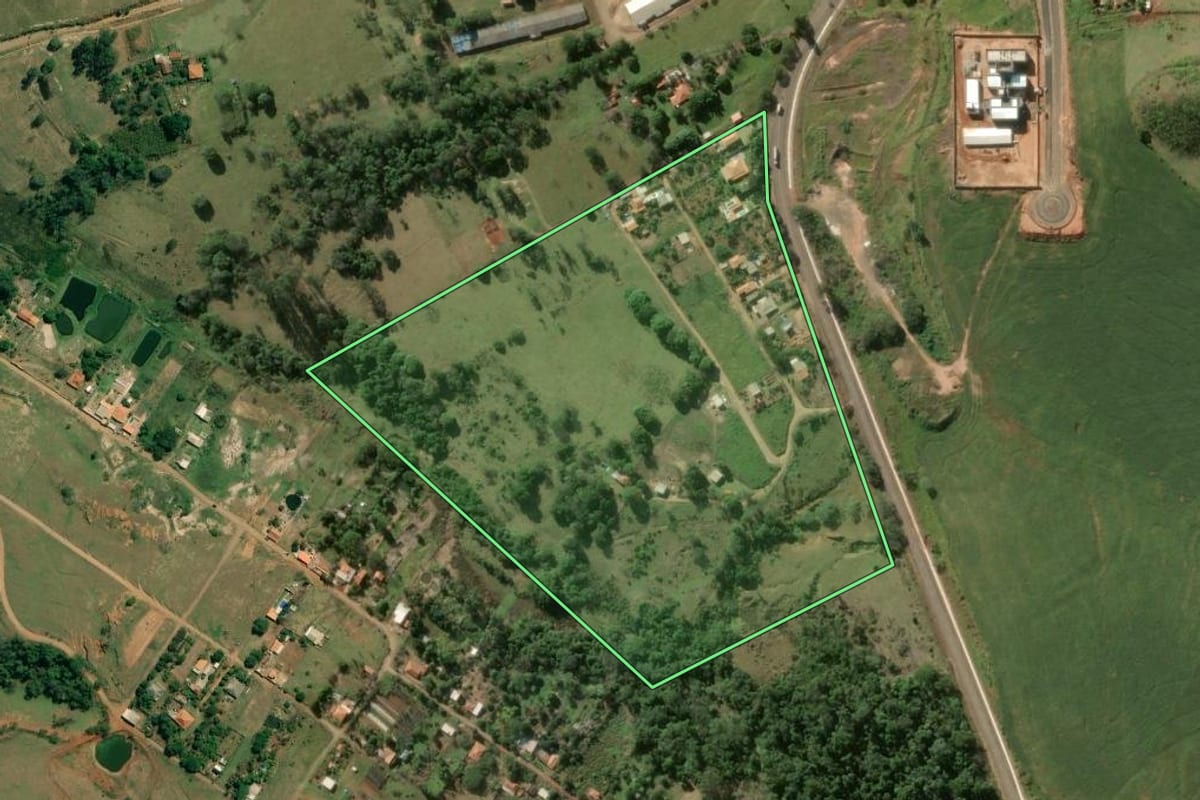 Imagem de satélite do imóvel rural em Jacarezinho (PR), com o contorno declarado no CAR desenhado por cima.