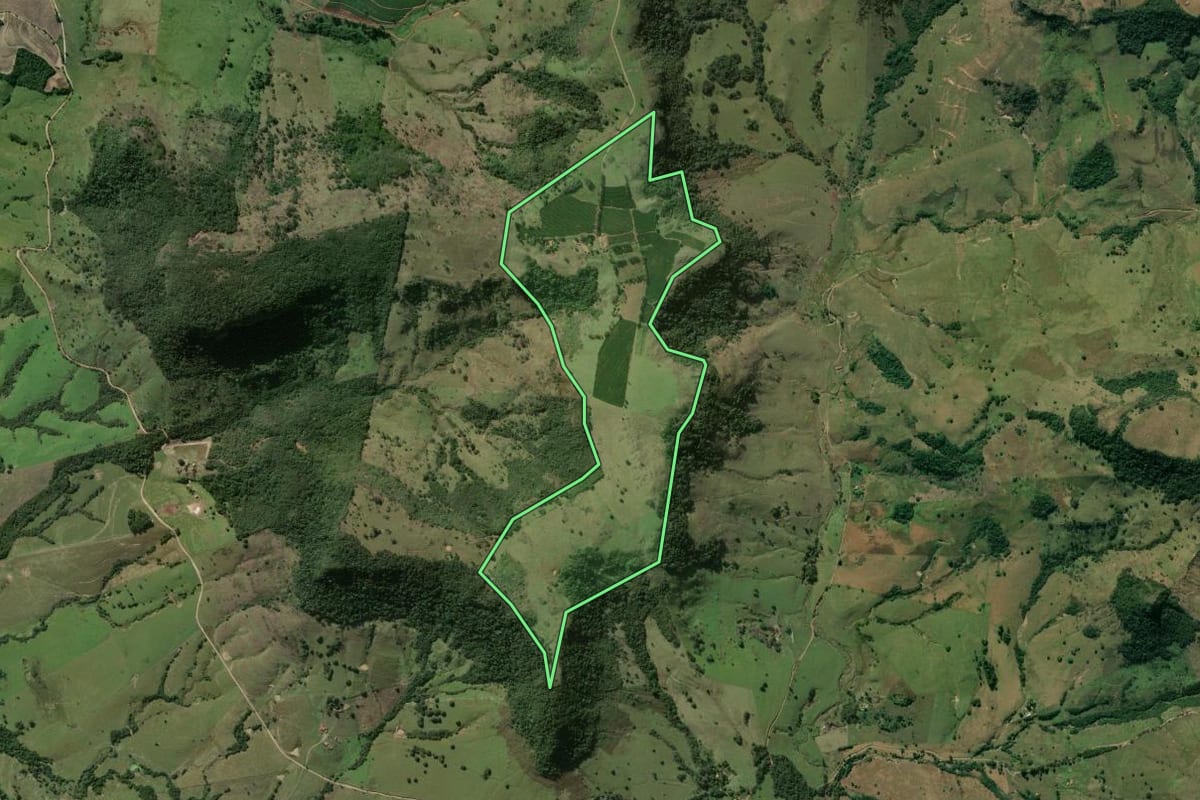 Imagem de satélite do imóvel rural em Jacarezinho (PR), com o contorno declarado no CAR desenhado por cima.