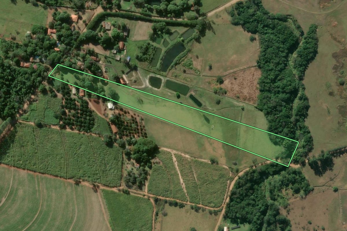 Imagem de satélite do imóvel rural em Jacarezinho (PR), com o contorno declarado no CAR desenhado por cima.