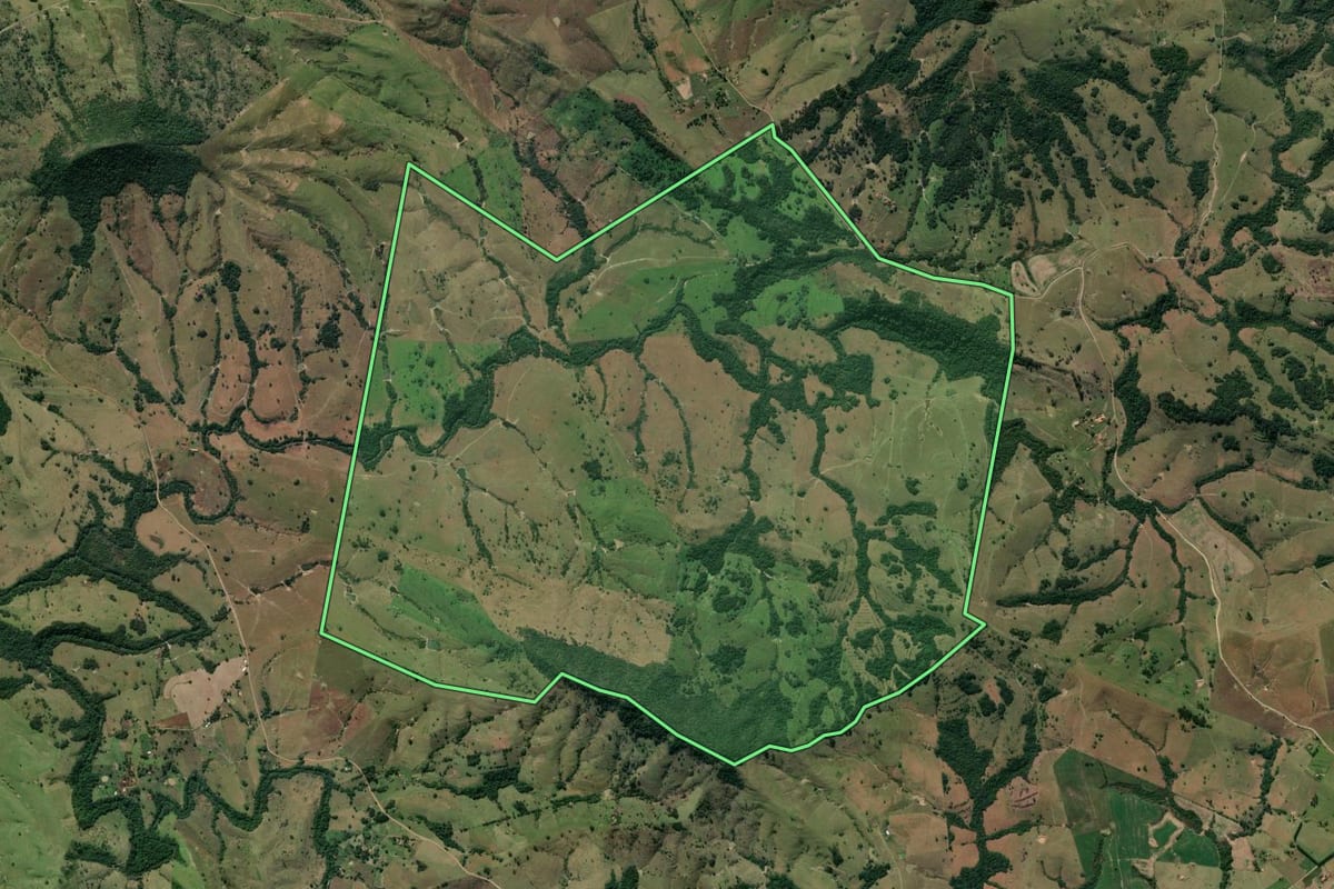 Imagem de satélite do imóvel rural em Jacarezinho (PR), com o contorno declarado no CAR desenhado por cima.