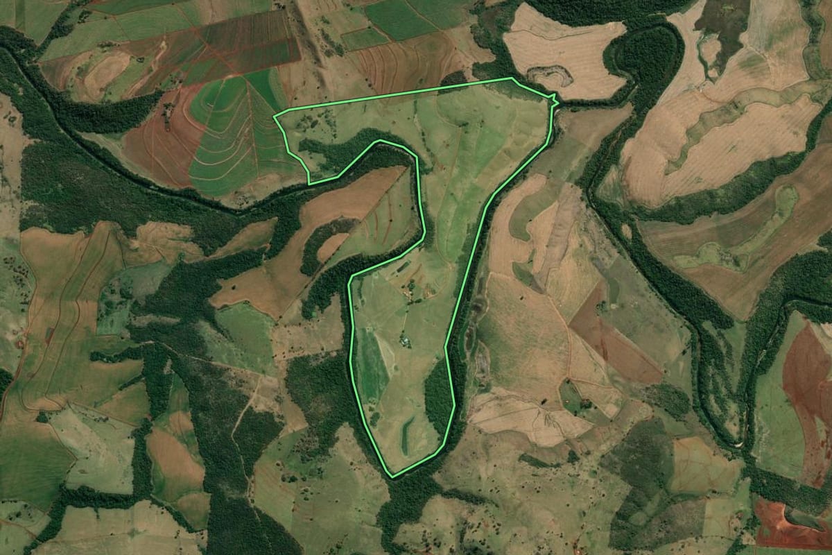 Imagem de satélite do imóvel rural em Jacarezinho (PR), com o contorno declarado no CAR desenhado por cima.