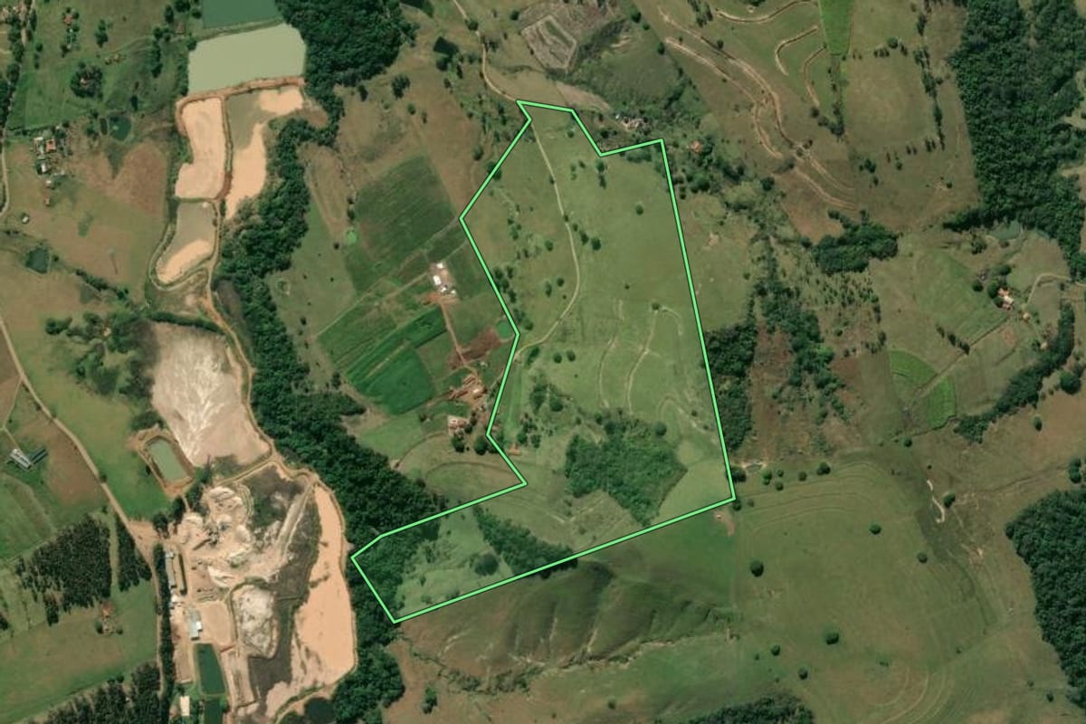 Imagem de satélite do imóvel rural em Jacarezinho (PR), com o contorno declarado no CAR desenhado por cima.