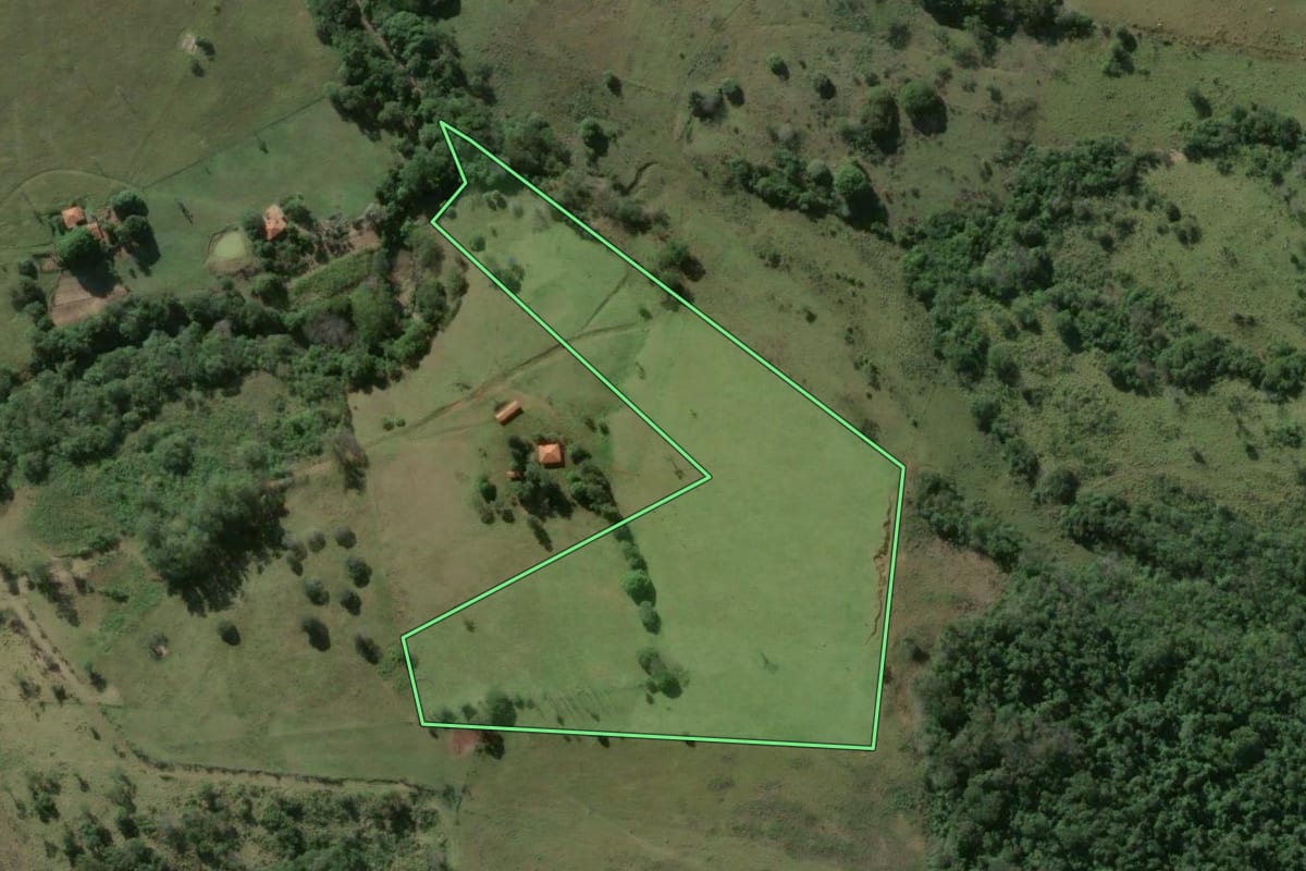Imagem de satélite do imóvel rural em Jacarezinho (PR), com o contorno declarado no CAR desenhado por cima.