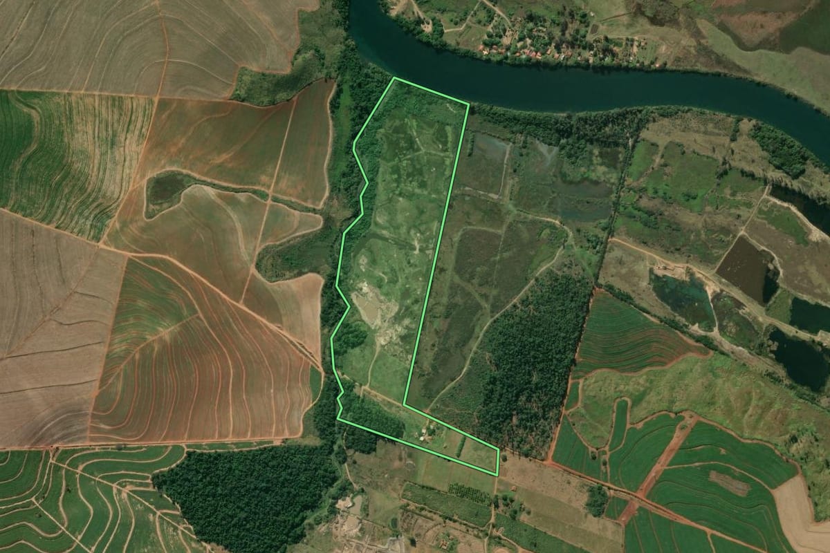 Imagem de satélite do imóvel rural em Jacarezinho (PR), com o contorno declarado no CAR desenhado por cima.