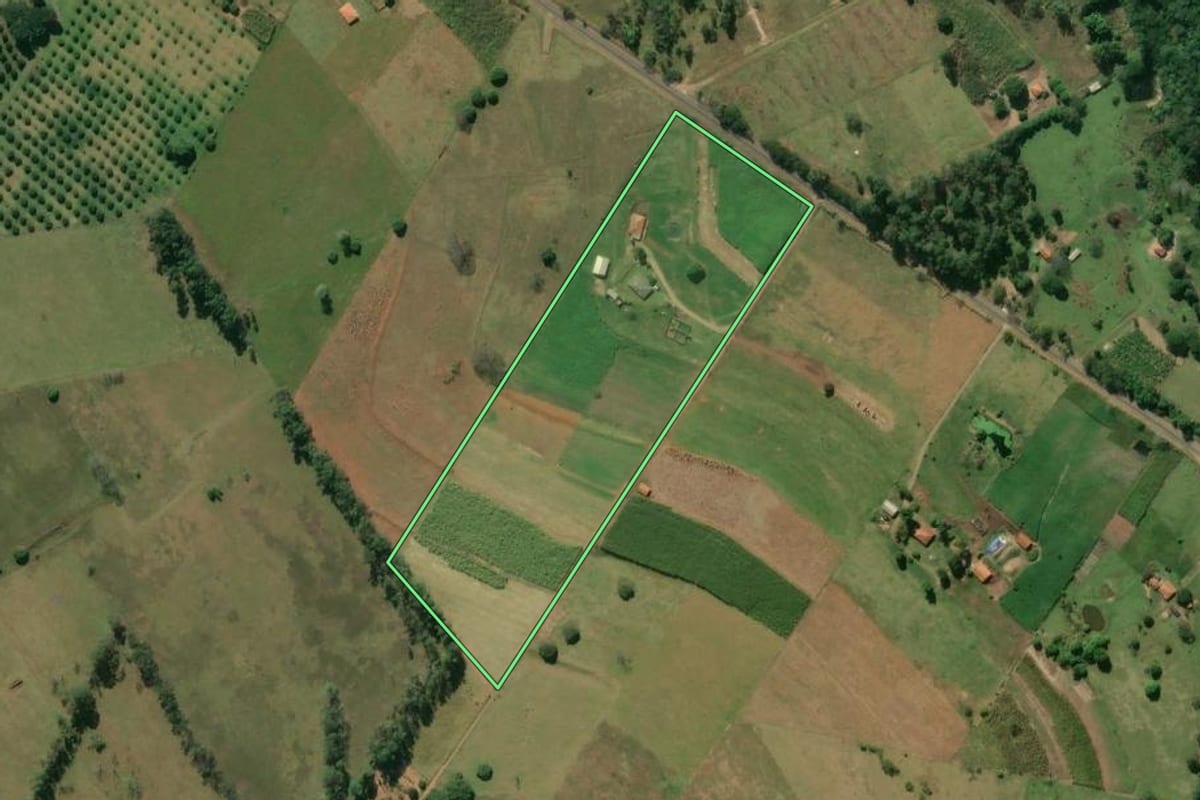 Imagem de satélite do imóvel rural em Jacarezinho (PR), com o contorno declarado no CAR desenhado por cima.