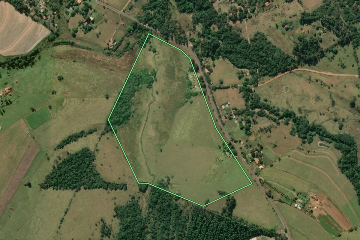 Imagem de satélite do imóvel rural em Jacarezinho (PR), com o contorno declarado no CAR desenhado por cima.