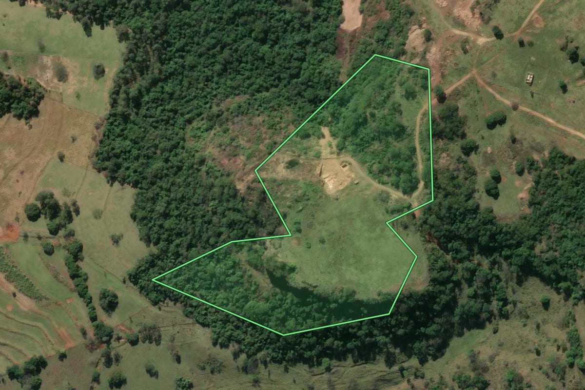Imagem de satélite do imóvel rural em Jacarezinho (PR), com o contorno declarado no CAR desenhado por cima.