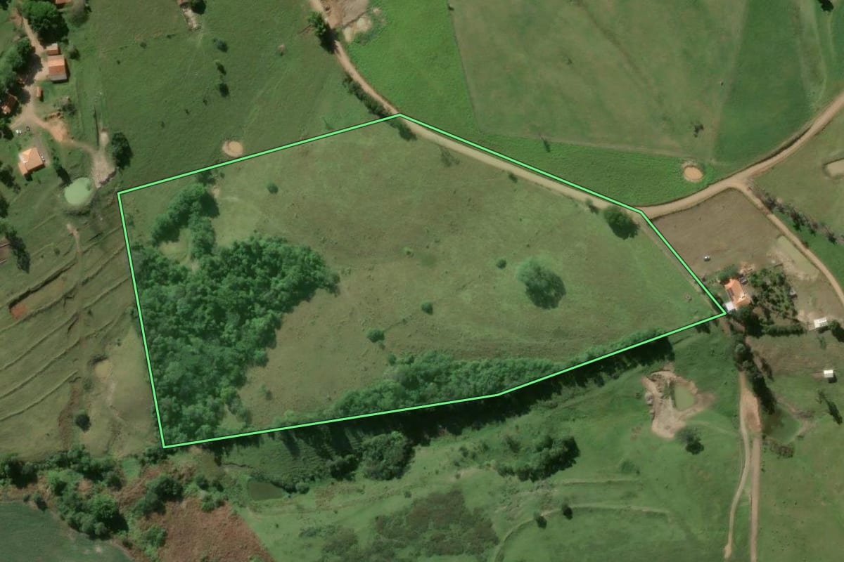 Imagem de satélite do imóvel rural em Jacarezinho (PR), com o contorno declarado no CAR desenhado por cima.