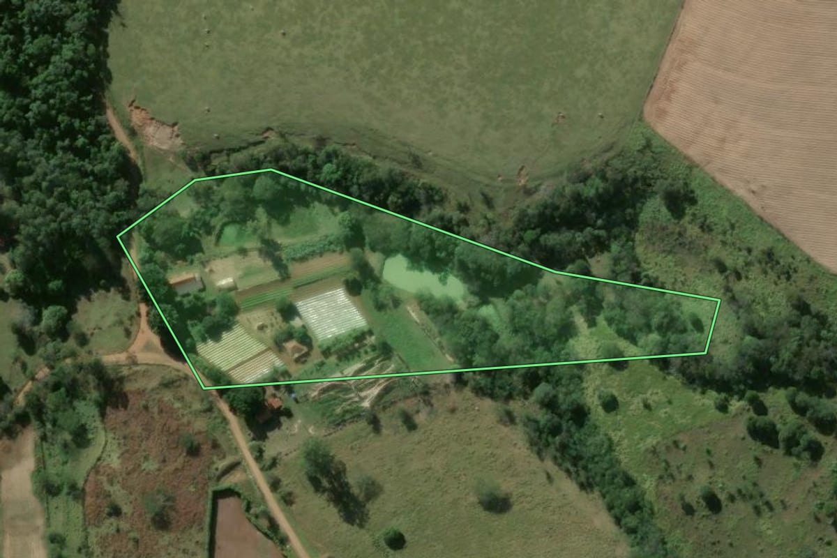 Imagem de satélite do imóvel rural em Jacarezinho (PR), com o contorno declarado no CAR desenhado por cima.