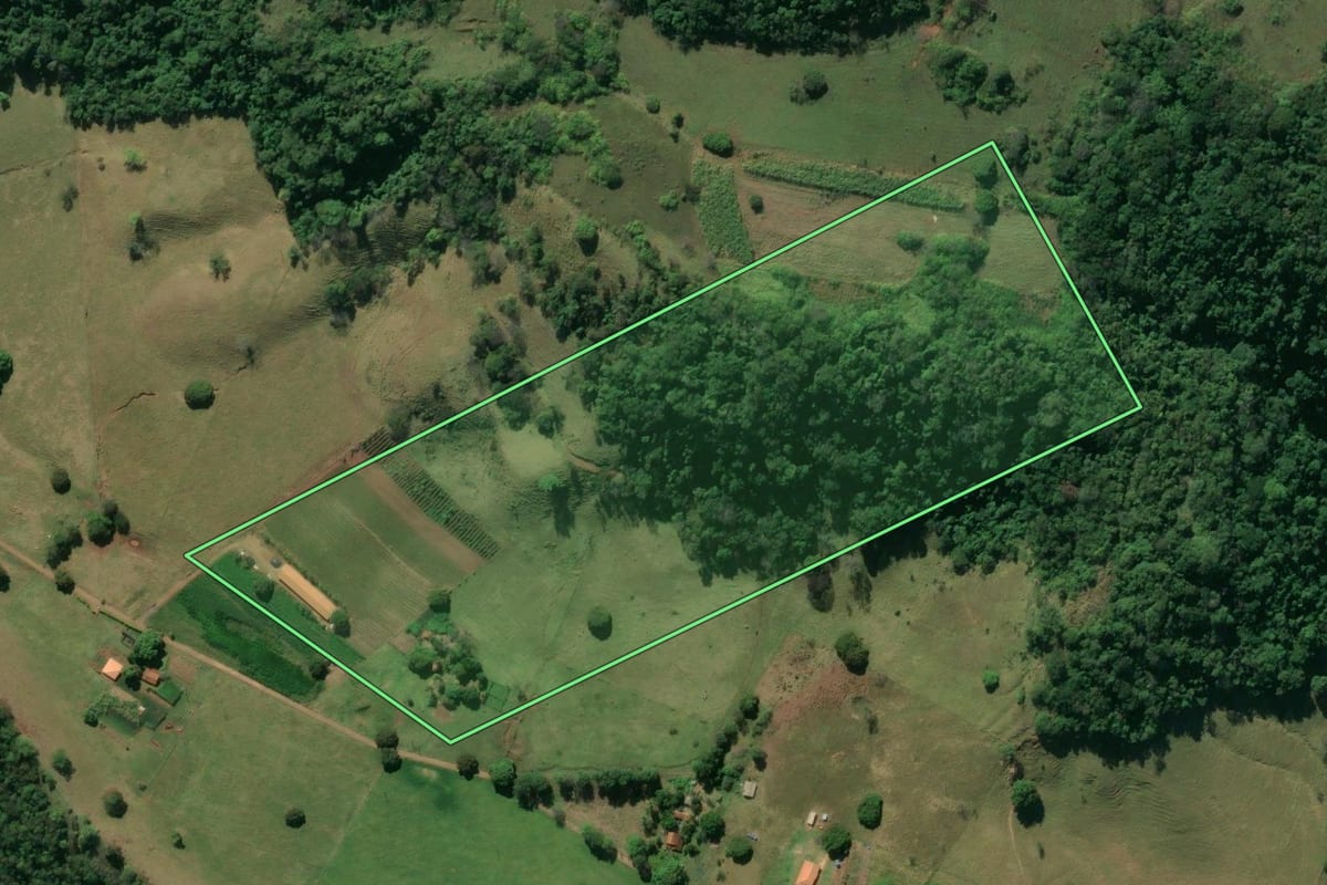 Imagem de satélite do imóvel rural em Jacarezinho (PR), com o contorno declarado no CAR desenhado por cima.
