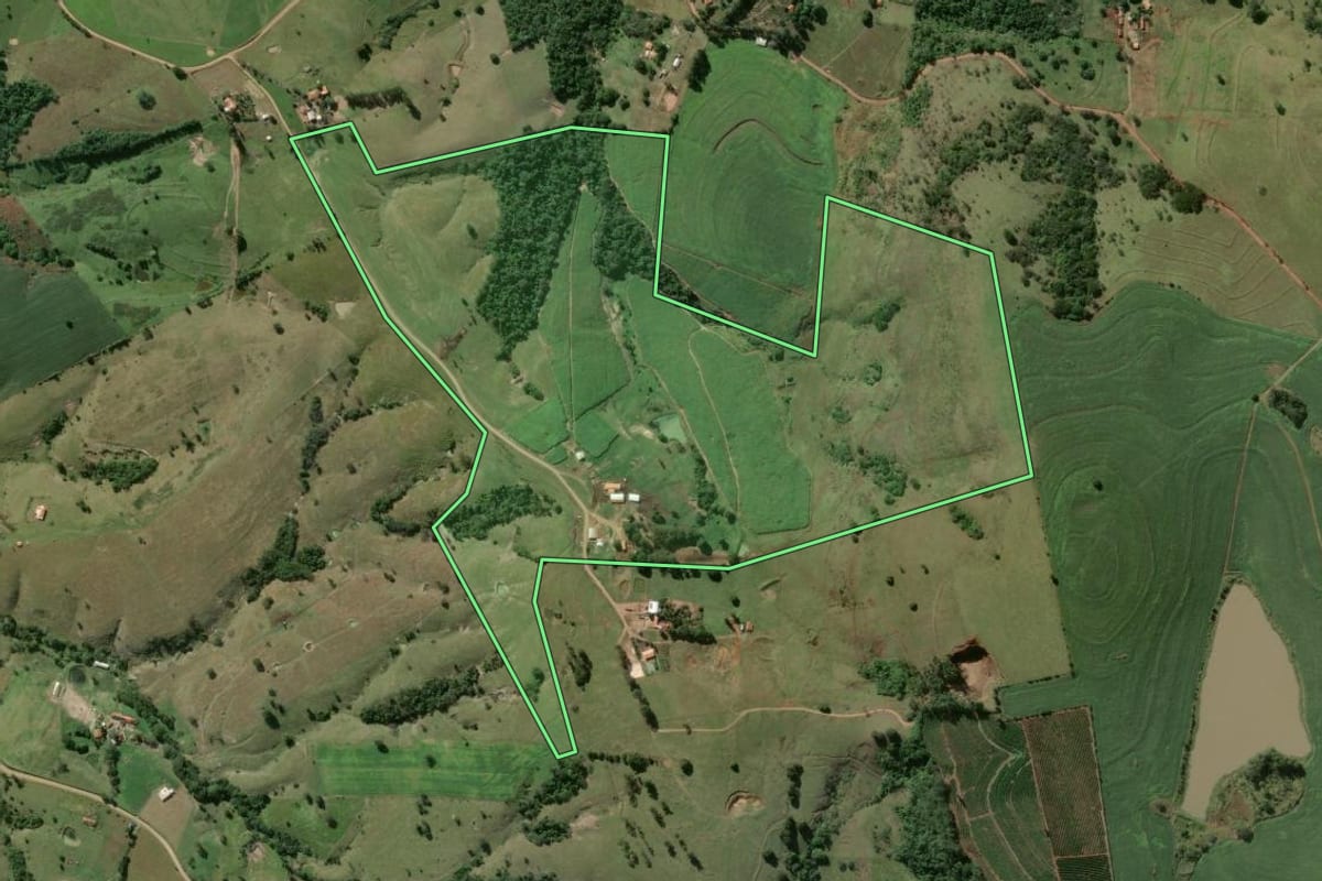 Imagem de satélite do imóvel rural em Jacarezinho (PR), com o contorno declarado no CAR desenhado por cima.