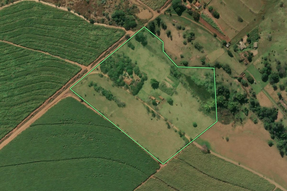 Imagem de satélite do imóvel rural em Jacarezinho (PR), com o contorno declarado no CAR desenhado por cima.