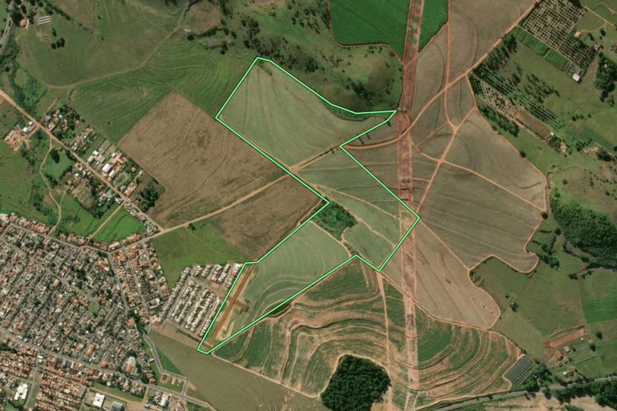 Imagem de satélite do imóvel rural em Jacarezinho (PR), com o contorno declarado no CAR desenhado por cima.