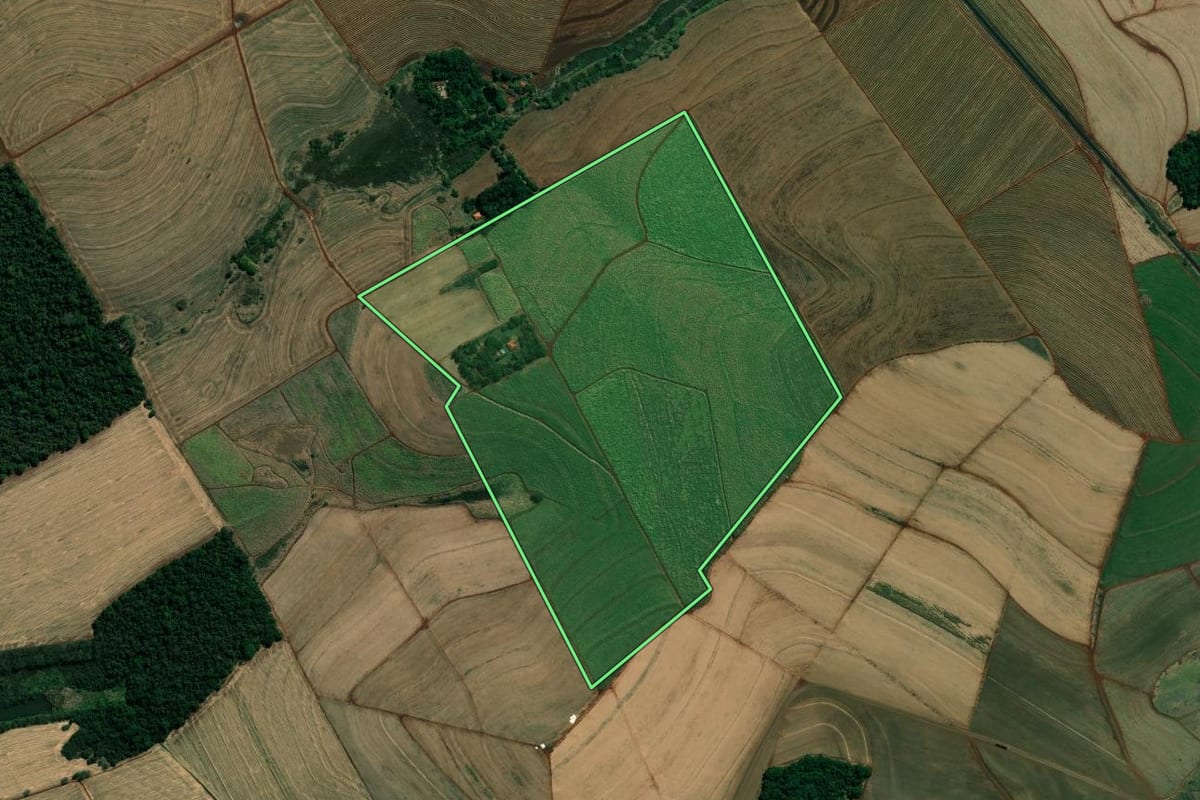 Imagem de satélite do imóvel rural em Jacarezinho (PR), com o contorno declarado no CAR desenhado por cima.