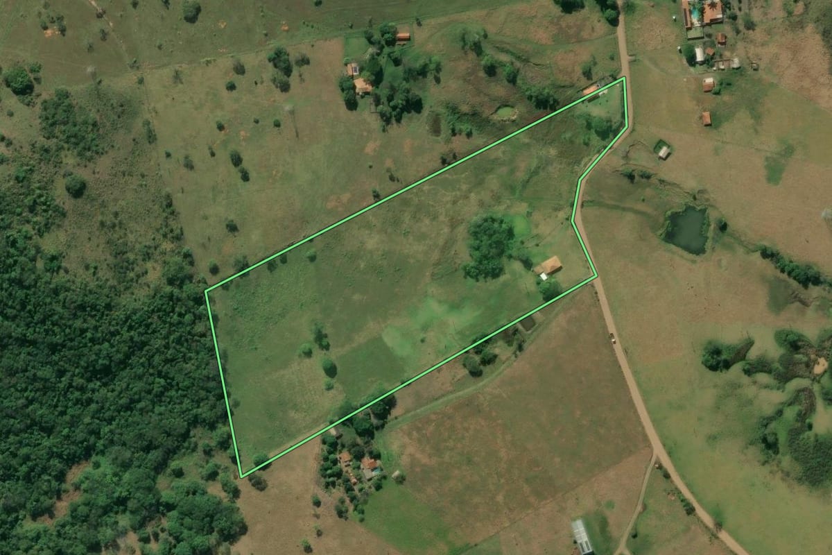 Imagem de satélite do imóvel rural em Jacarezinho (PR), com o contorno declarado no CAR desenhado por cima.