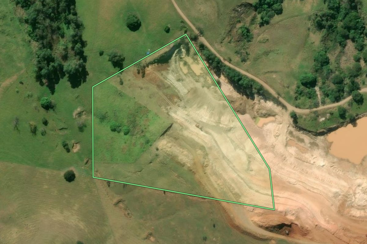 Imagem de satélite do imóvel rural em Jacarezinho (PR), com o contorno declarado no CAR desenhado por cima.