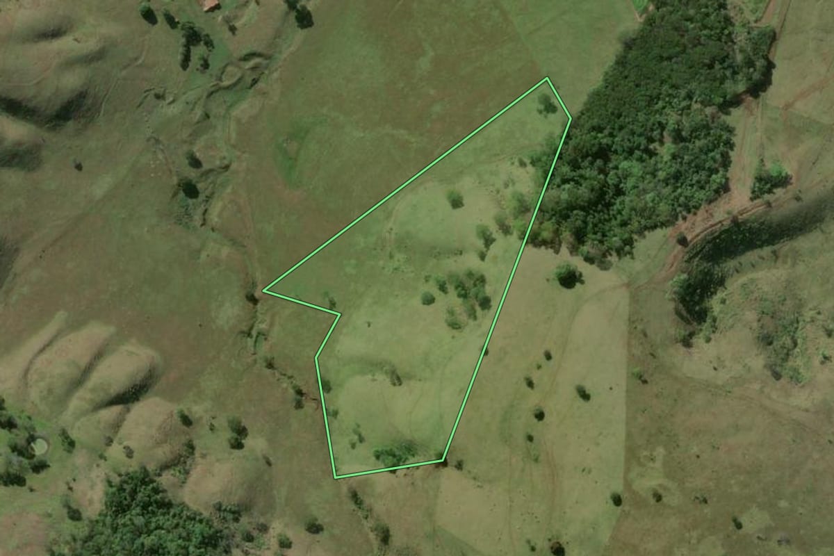 Imagem de satélite do imóvel rural em Jacarezinho (PR), com o contorno declarado no CAR desenhado por cima.