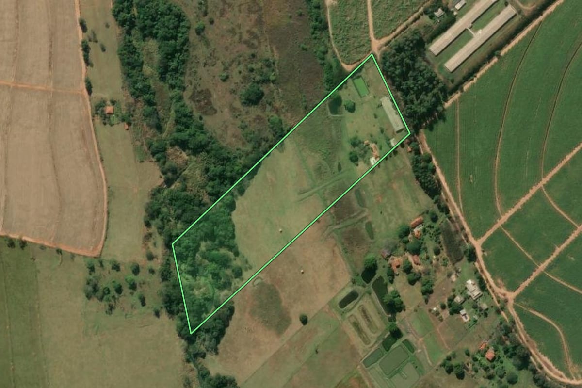 Imagem de satélite do imóvel rural em Jacarezinho (PR), com o contorno declarado no CAR desenhado por cima.