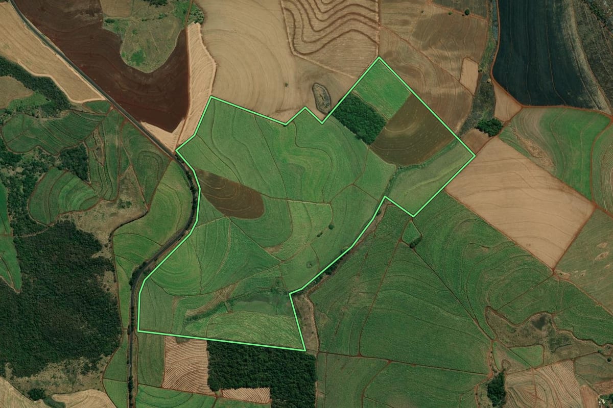 Imagem de satélite do imóvel rural em Jacarezinho (PR), com o contorno declarado no CAR desenhado por cima.