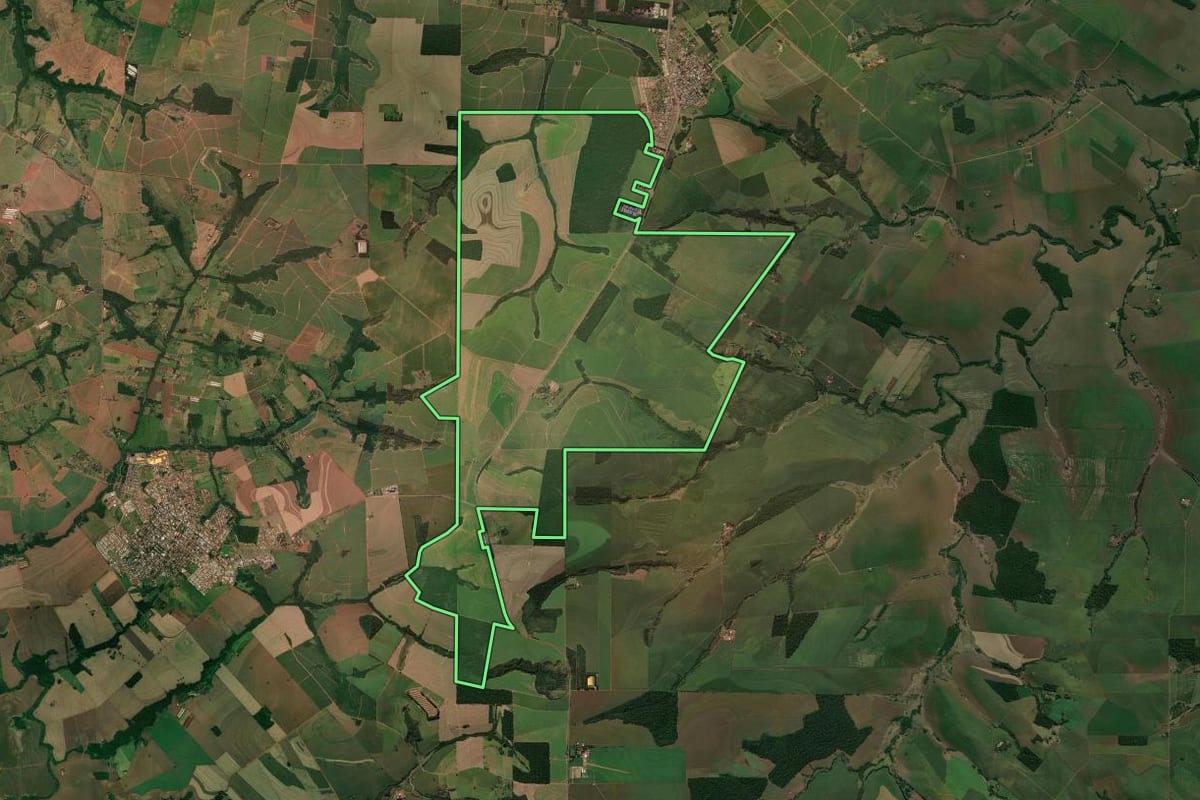 Imagem de satélite do imóvel rural em Jaguapitã (PR), com o contorno declarado no CAR desenhado por cima.