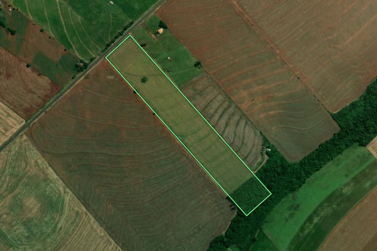 Imagem de satélite do imóvel rural em Jaguapitã (PR), com o contorno declarado no CAR desenhado por cima.