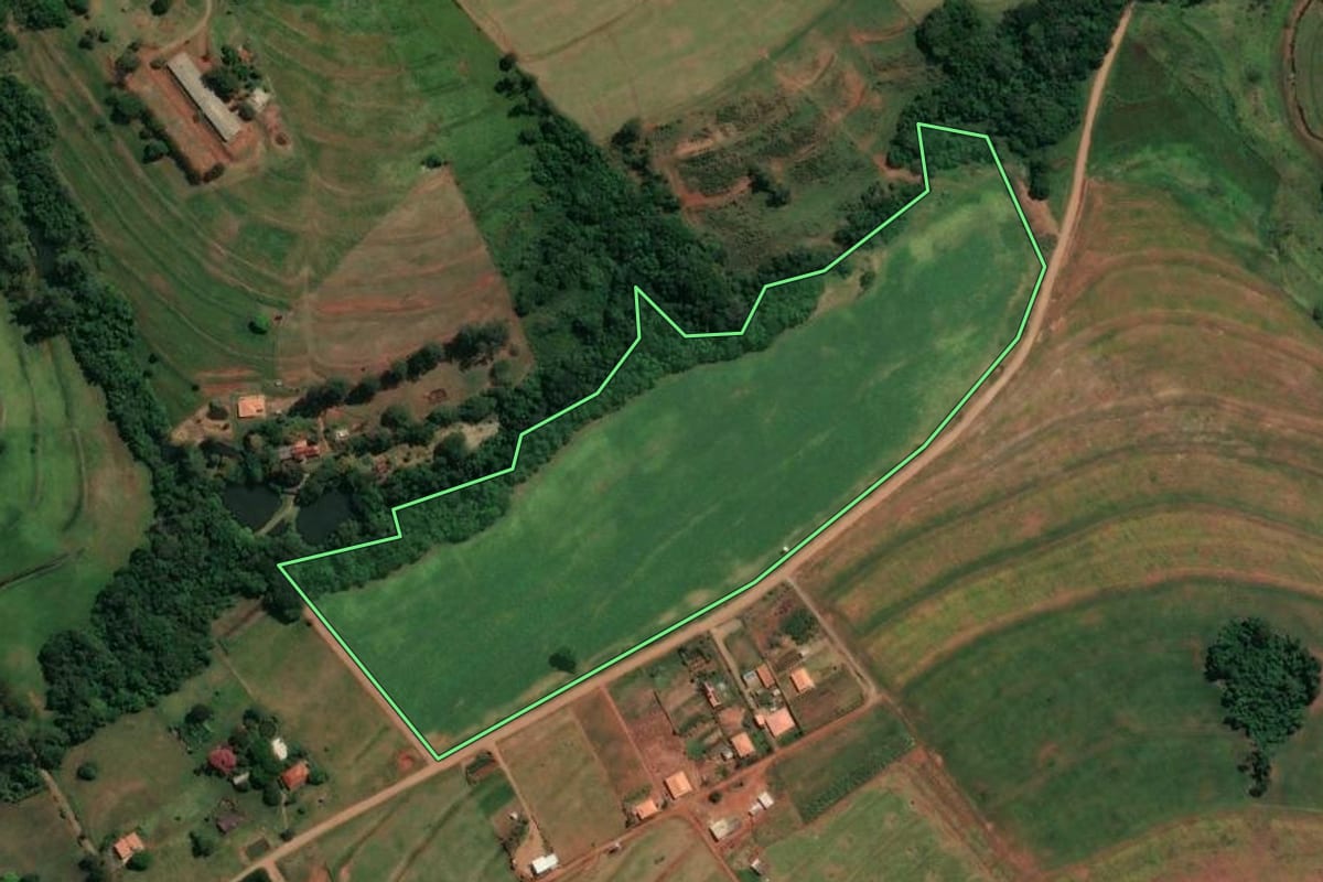 Imagem de satélite do imóvel rural em Jaguapitã (PR), com o contorno declarado no CAR desenhado por cima.